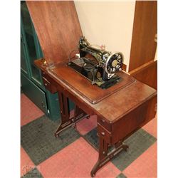 VINTAGE SINGER SEWING MACHINE