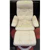 Image 1 : WHITE LEATHERETTE LOUNGE CHAIR WITH OTTOMAN