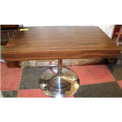 VINTAGE CHROME BASE END TABLE