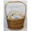 Image 1 : WICKER BASKET WITH 6 COLLECTIBLE PLATES INCLUDING