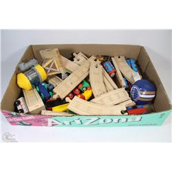 THOMAS THE TRAIN WOODEN SET WITH TRACK AND TRAIN