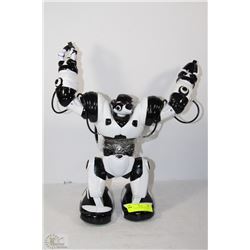 WOW WEE ROBOT WITH REMOTE
