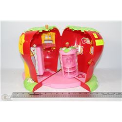 2003 STRAWBERRY SHORTCAKE HOUSE & ACCESSORIES