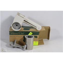PAMPERED CHEF DELUXE CHEESE GRATER
