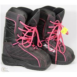 PAIR OF LADIES SNBOWBOARDING BOOTS - SIZE 7