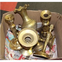 BOX OF BRASS WARE INCLUDING VASES AND CANDLE