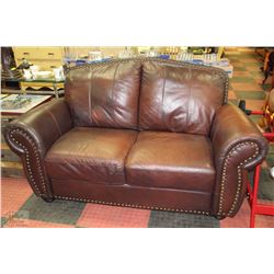 NAILHEAD LEATHER SOFA & LOVESEAT WINE/BROWN IN