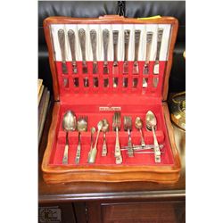 ESTATE FLATWARE SET IN WOODEN BOX