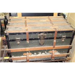 VINTAGE TRUNK