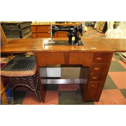 VINTAGE SINGER SEWING MACHINE COMPLETE WITH LIGHT,