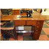 Image 1 : VINTAGE SINGER SEWING MACHINE COMPLETE WITH LIGHT,
