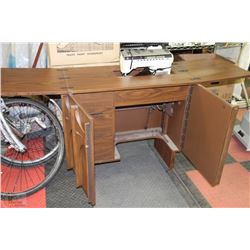 VINTAGE SINGER SEWING MACHINE IN CABINET