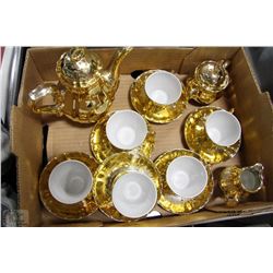 17 PIECE GOLD LEAF PORCELAIN TEASET WITH