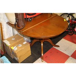 WOODEN PEDESTAL ROUND TABLE WITH 2 LEAFS