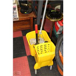 RUBBERMAID COMMERCIAL TANDEM 31 QUART BUCKET