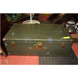 VINTAGE METAL CHEST NO DRAWER