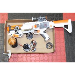 FLAT WITH STARWARS FIGURINES INCLUDING GUN
