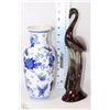 Image 1 : FLAT WITH BLUE AND WHITE VASE AND BIRD ORNAMENT