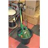 Image 1 : GARDEN SHOVEL WITH FERTILIZER AND FISKARS HEAD
