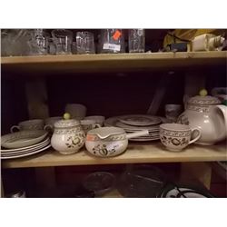 SET OF RETRO DISHES - MIGHT BE A SET