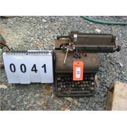 COLLECTIBLE ROYAL TYPEWRITER (1940'S)