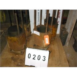 COLLECTIBLE CATERPILLAR 70 CYLINDER AND PISTONS (4)