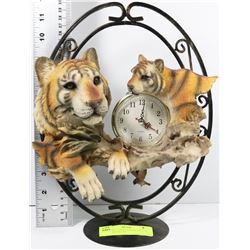QUARTZ CLOCK WITH TIGER AND BIRD PENDALUM