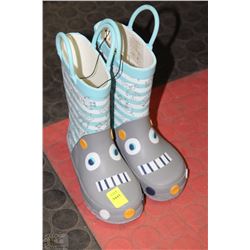 PAIR OF CHILDRENS RUBBER BOOTS