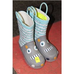 PAIR OF CHILDRENS RUBBER BOOTS