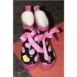 PAIR OF CHILDRENS RUBBER BOOTS