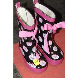 PAIR OF CHILDRENS RUBBER BOOTS