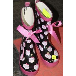 PAIR OF CHILDRENS RUBBER BOOTS