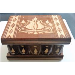 CARVED WOODEN JEWELLERY BOX & CONTENTS