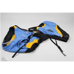 PAIR OF WOMENS SAUCONY PACIFIC BRIEF SIZE MEDIUM