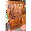 Image 1 : VINTAGE CORNER CABINET 32"X21"X64"