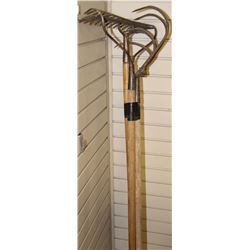 BUNDLE OF GARDEN TOOLS