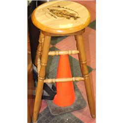 OAK SWIVEL STOOL WITH FISH DESIGN "HOOKED"