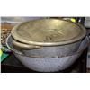 Image 1 : 2 ANTIQUE BREADPANS ONE WITH LID
