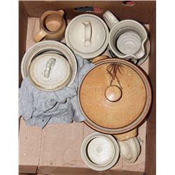 COLLECTION OF POTTERY KITCHENWARE