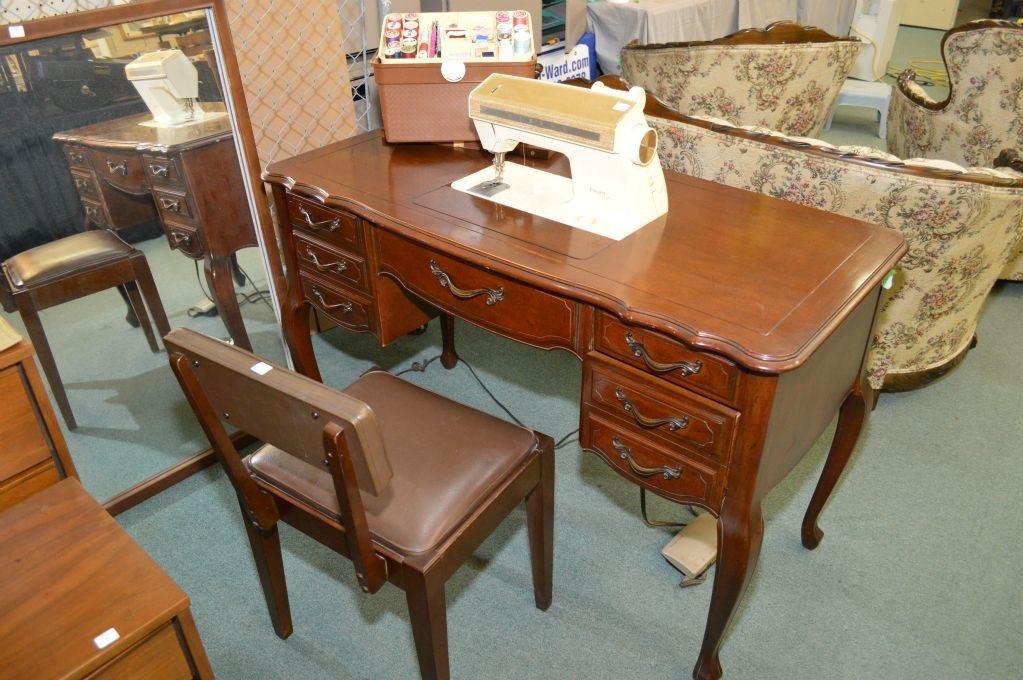 Singer Futura 900 Electric Sewing Machine In Double Pedestal