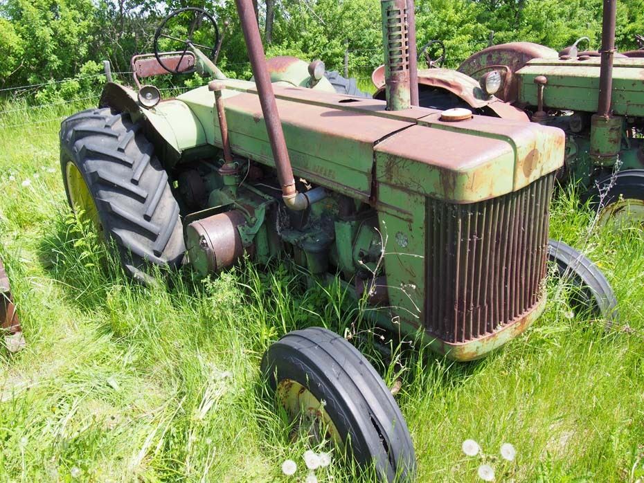 John Deere Model R Tractor - Bodnarus Auctioneering
