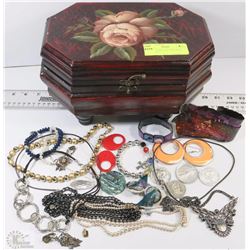 FOOTED JEWELLERY BOX WITH CONTENTS