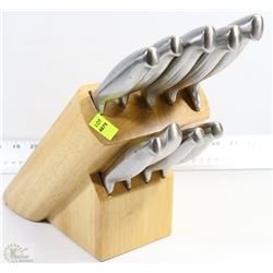 SET OF STAINLESS STEEL KNIVES IN OAK BLOCK