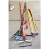 Image 1 : BUNDLE OF ASSORTED YARD TOOLS