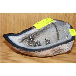 NATURAL CRYSTAL QUARTZ ROCK WITH GOLD DIGGER