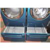 Image 4 : LG FRONT LOAD WASHER AND DRYER WITH PEDESTALS