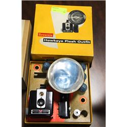 BROWNIE HAWKEYE CAMERA WITH FLASH OUTFIT