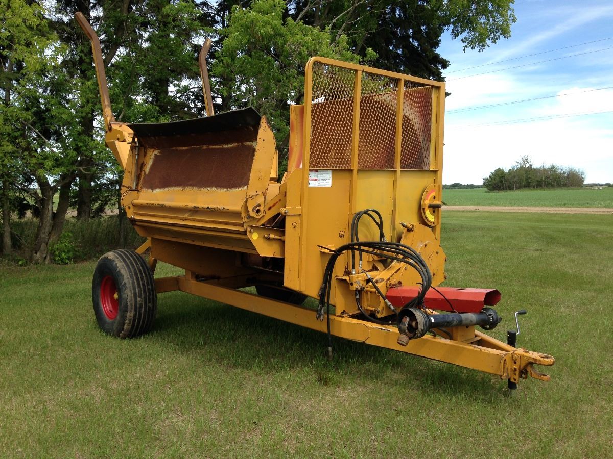 HAYBUSTER 2650 BALE SHREDDER
