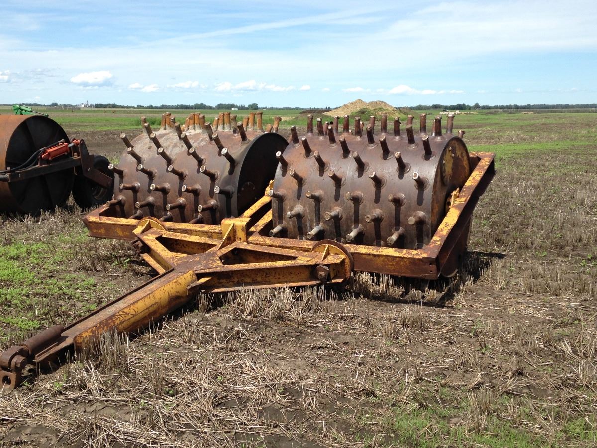 9' PULL BEHIND SHEEPS FOOT PACKER