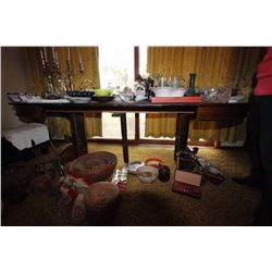 Split Pedestal Round 1/4 Cut Oak Table W/ 5 Leaves